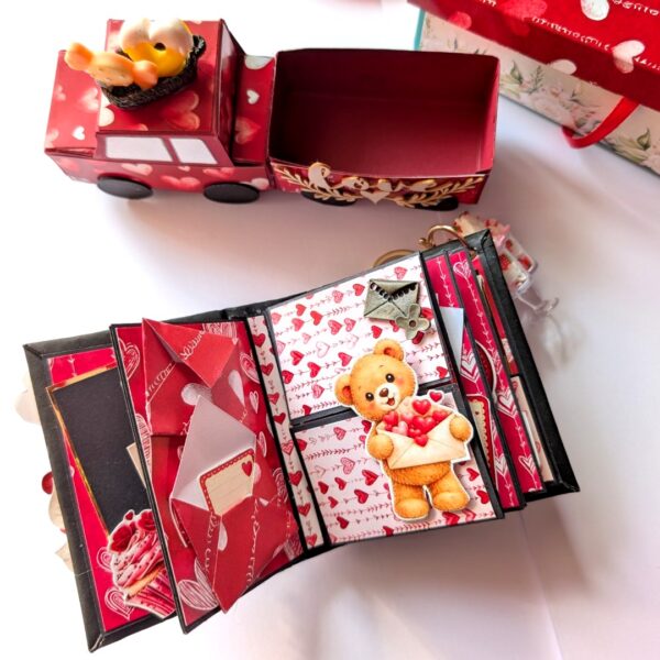 Cute Love Truck with Mini scrapbook Cute Love Truck with Mini scrapbook